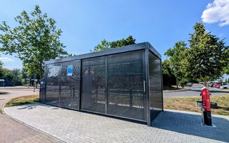 Fahrradabstellanlage in Baiersdorf an der Ostseite des Bahnhofes